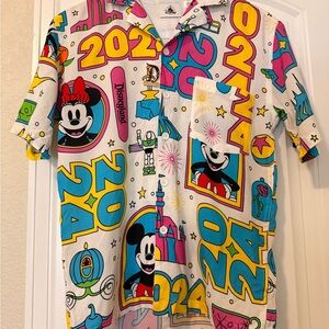 Disney Parks 2024 Button Up Shirt Mickey Minnie All Over Print +‎ VIP Tours Pin